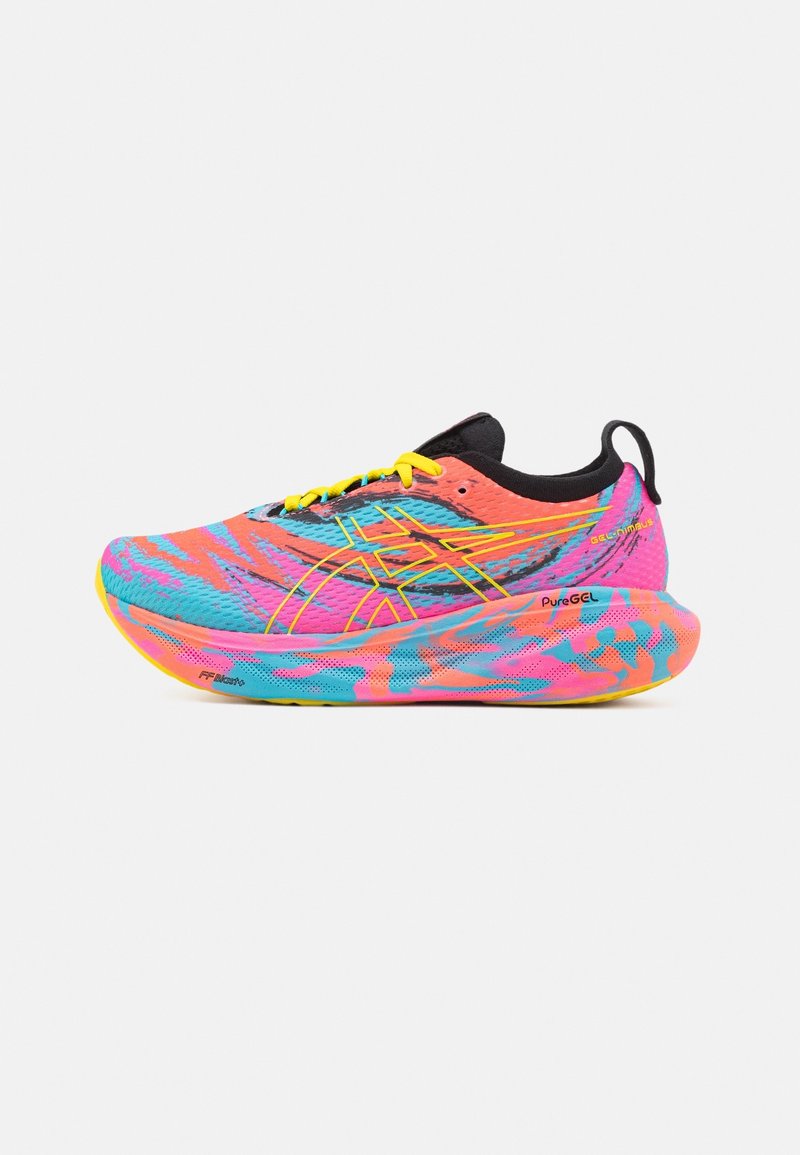 Chaussure de running multicolore et lumineuse avec lacets jaunes, doublure intérieure noire et semelle épaisse à motif, conçue pour une utilisation sportive, vue de profil gauche.