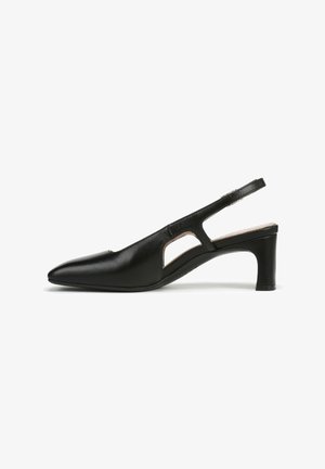 Zwarte leren slingback pump met een spitse neus, uitsnijding en een middenhoge hak. Gladde textuur en minimalistisch ontwerp.