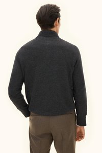 Grauer, langärmliger Pullover mit Stehkragen, gerippten Bündchen, aus weichem Material gefertigt, mit einem einfachen, klaren Design und glatter Textur.