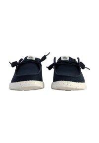 Scarpe blu navy con una texture liscia, punta rotonda e suola maculata bianca. Presentano due lacci morbidi e regolabili e etichette di marca sulla linguetta.
