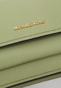 MICHAEL Michael Kors CLAIRE - Axelremsväska - light sage