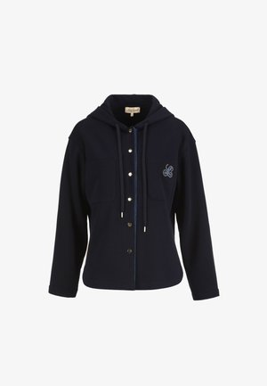 Tmavomodrá kapucňová bunda s prednými patentkami, sťahovacou kapucňou, náprsnými vreckami a malým vyšívaným emblémom na ľavej strane.