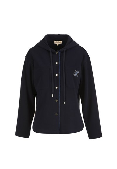 Tengerészkék kapucnis kabát elülső patentokkal, állítható kapucnival, mellrészen zsebekkel és a bal oldalon kis hímzett emblémával.