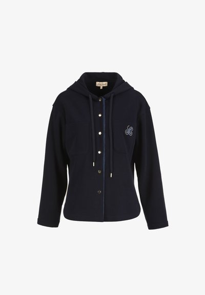 Tengerészkék kapucnis kabát elülső patentokkal, állítható kapucnival, mellrészen zsebekkel és a bal oldalon kis hímzett emblémával.