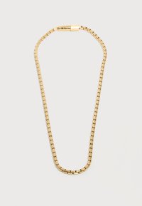 Κολιέ με αλυσίδα χρυσού χρώματος με ορθογώνιους κρίκους και κούμπωμα με γεωμετρικό σχέδιο σε ανοιχτό φόντο.