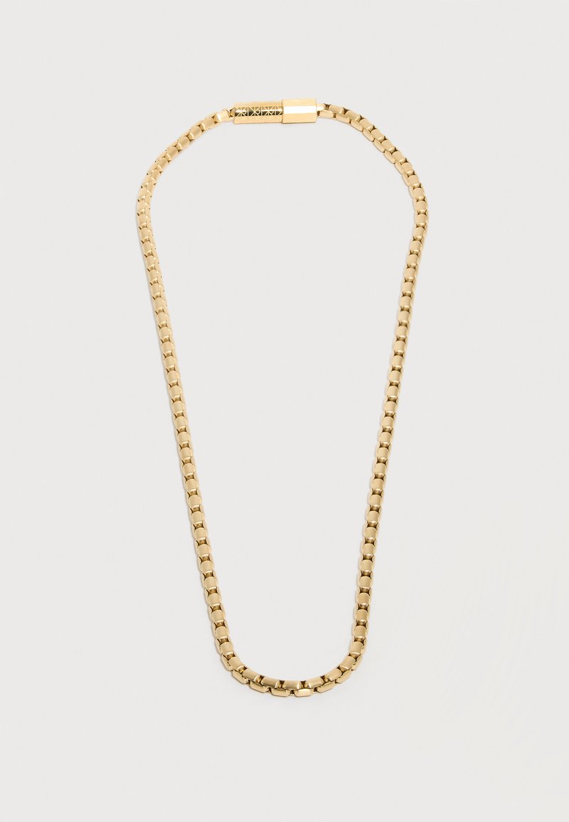 Zlatý náhrdelník s reťazou s obdĺžnikovými očkami a zapínaním so vzorom geometrických tvarov na svetlom pozadí.