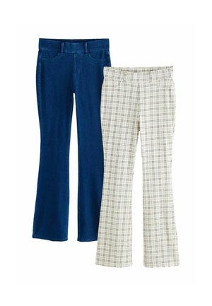 Ein Paar Hosen mit geradem Bein, eine aus dunkelblauem Denim und eine weiße mit schwarzem Gittermuster, beide mit Vordertaschen und Gürtelschlaufen.