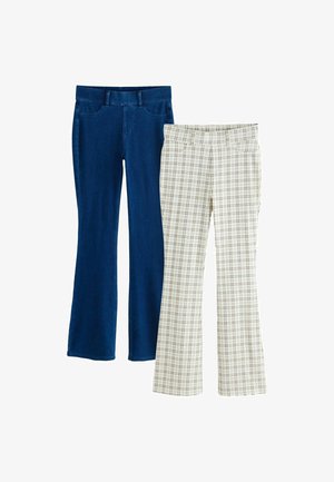 Par bukser med lige ben, én i mørkeblå denim og én hvid med sort ternet mønster, begge med forlommer og bæltestropper.