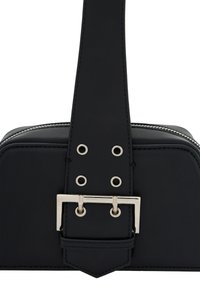 Sort læderhandbag med en struktureret form, sølvhardware med store øjekroge og en fremtrædende rem med en spænde detalje.