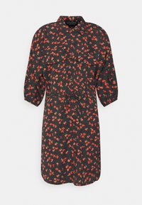 Vestido preto com mangas curtas bufantes, apresentando um padrão florido vermelho sobre um fundo com bolinhas. Inclui colarinho e um design de frente com botões.