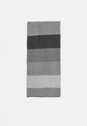 Coperta grigia a righe realizzata in tessuto morbido. Presenta diverse tonalità di grigio in bande orizzontali, texture liscia e forma rettangolare.