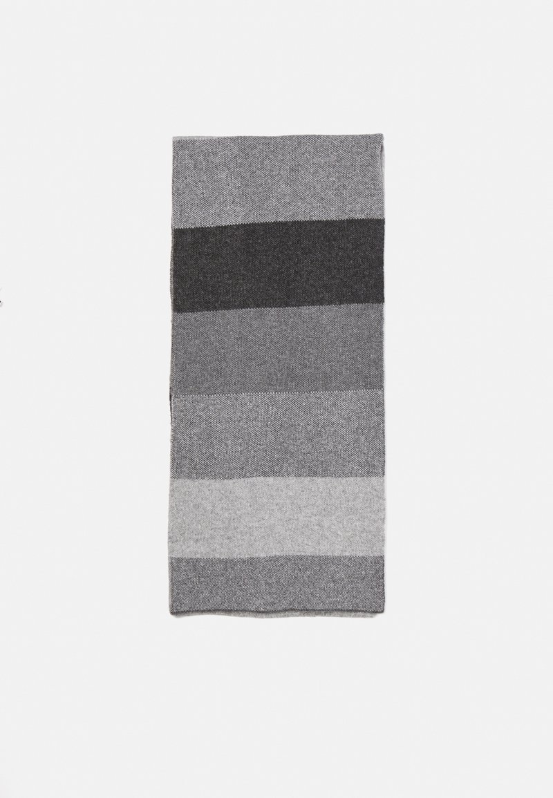 Coperta grigia a righe realizzata in tessuto morbido. Presenta diverse tonalità di grigio in bande orizzontali, texture liscia e forma rettangolare.