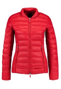 Červená prošívaná bunda s výstřihovým límcem, předním zipem a dvěma postranními zipovými kapsami. Vyznačuje se horizontálním prošíváním a hladkým povrchem.