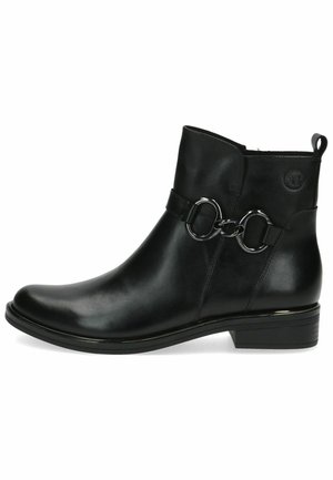 Bota negra de cuero hasta el tobillo con punta redonda, tacón plano y herrajes decorativos de cadena plateada. Presenta una textura suave y un diseño minimalista.