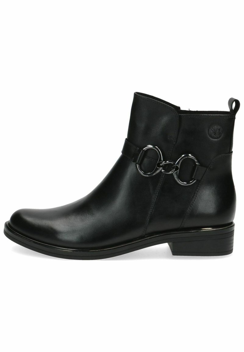 Bota negra de cuero hasta el tobillo con punta redonda, tacón plano y herrajes decorativos de cadena plateada. Presenta una textura suave y un diseño minimalista.
