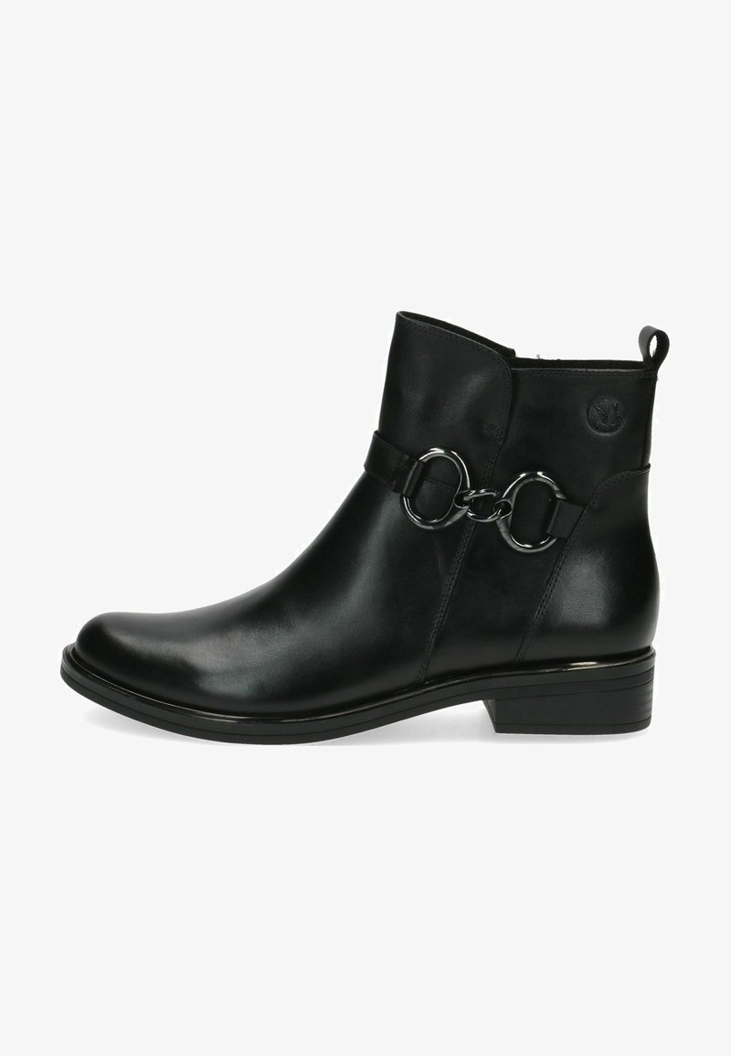 Černá kožená kotníková bota s kulatou špičkou, plochým podpatkem a dekorativním stříbrným řetízkem. Má hladký povrch a minimalistický design.