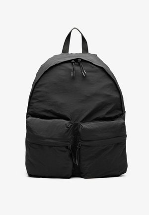 Mochila de nylon negra con forma redondeada, dos bolsillos frontales con cremallera, cierre con cordón en la parte superior y un práctico bucle para colgar. Material ligero.