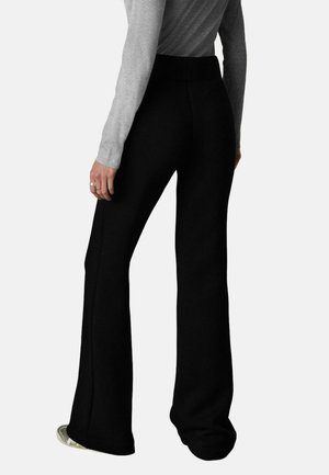 Zwarte wijde broek van een zachte stof, met een hoge tailleband. Gladde textuur zonder zichtbare patronen of accenten.