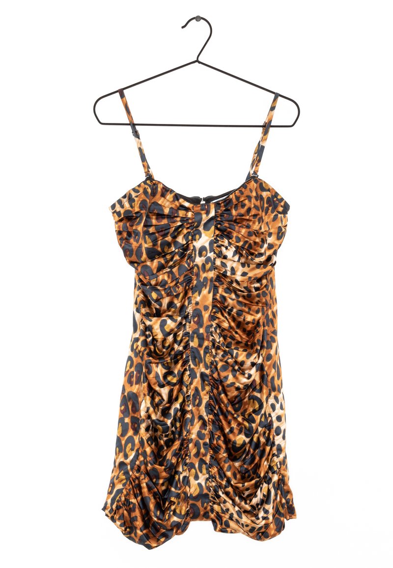 Šaty s leopardím vzorem, nastavitelné tenké ramínka, ruchovaná textura a přiléhavý střih. Barevná paleta zahrnuje hnědé, černé a krémové tóny.