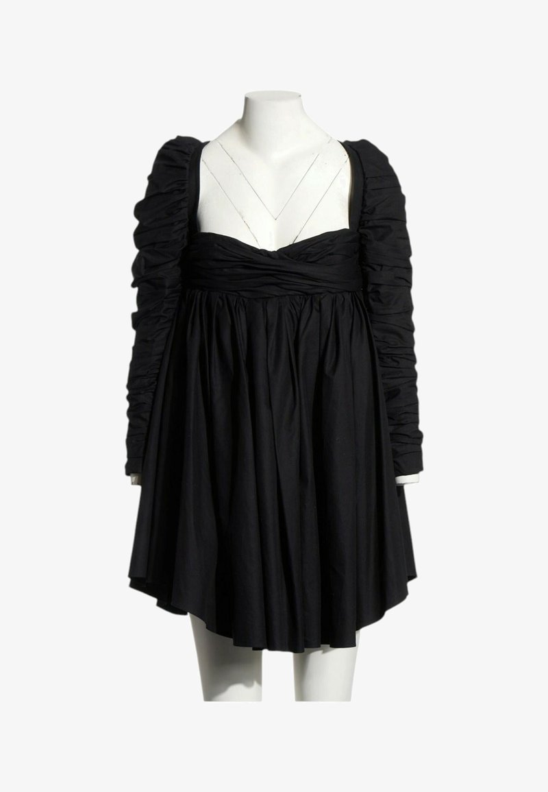 Robe noire mi-longue aux genoux avec manches longues froncées, corsage ajusté et jupe froncée présentée sur un mannequin blanc.