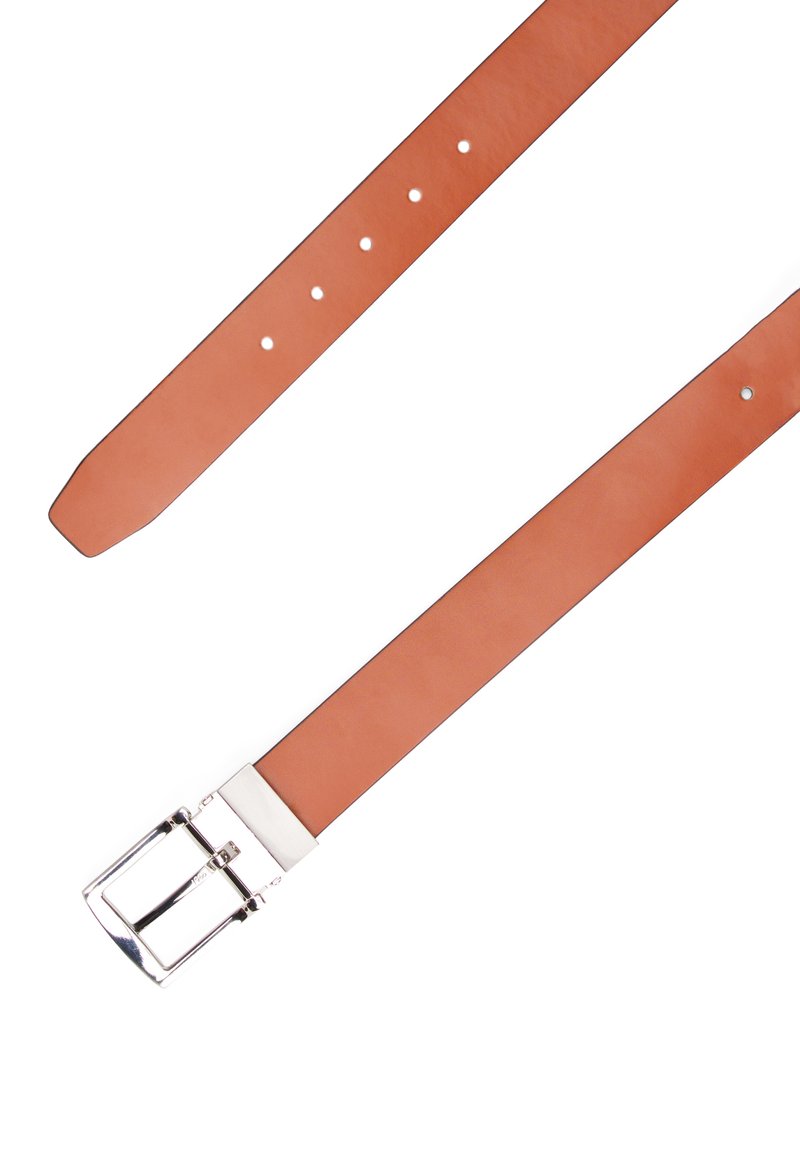 Cintura in pelle color cuoio con fibbia in argento. Presenta cinque fori per la regolazione e un design con punta affusolata per un aspetto elegante.