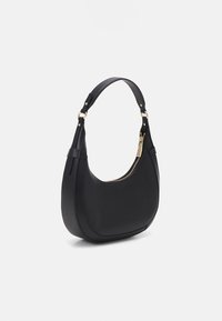 Musta nahkainen käsilaukku pyöreällä muotoilulla, säädettävällä hihnalla ja kultaisilla vetoketj yksityiskohdilla. Teksturoitu viimeistely, jossa on hienovaraisia ompeleita.