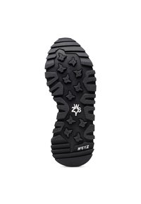 Suola di scarpa in gomma nera con un design del battistrada a motivo stella, scanalature testurizzate e l'impronta "W6YZ" vicino al tallone.