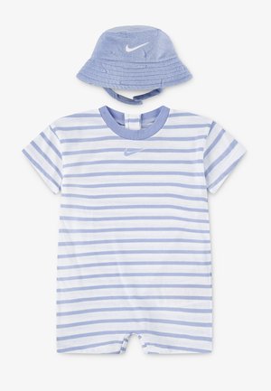 Tutina per neonati a maniche corte a righe azzurro chiaro e bianco con cappello a secchiello coordinato in spugna, entrambi con logo Nike bianco.