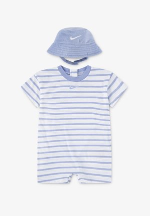 Lichtblauw-wit gestreept babyrompertje met korte mouwen en bijpassende terry cloth babyhoed, beide met een wit Nike-logo.