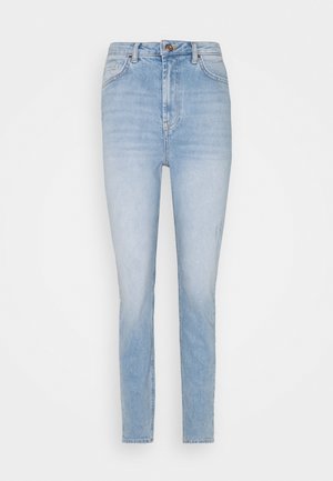 Jeans de ganga de cintura alta de cor azul clara, com corte reto, bolsos frontais e um fecho clássico de botão.