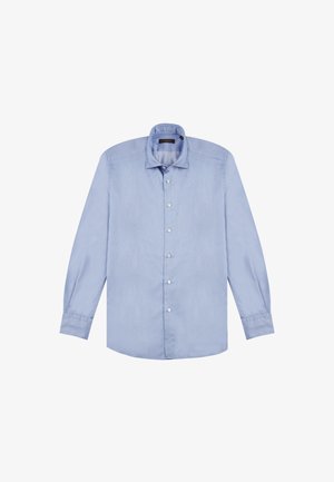 Camisa de manga larga azul claro, fabricada con un tejido suave, que presenta un cierre de botones en la parte delantera y un cuello clásico con una textura sutil.