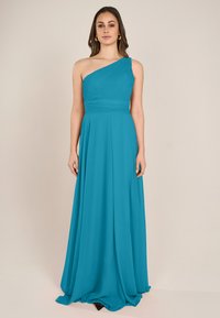Tiefer Ein-Schulter-Abendkleid aus glattem Stoff. Hat ein plissiertes Oberteil und einen fließenden Rock, mit einer taillierten Taille und eleganter Silhouette.