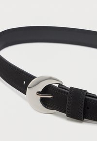 Čierny syntetický opasok s hladkým povrchom, vybavený striebornou kruhovou prackou a bezpečným zapínaním na hák. Šitie viditeľné pozdĺž okrajov.