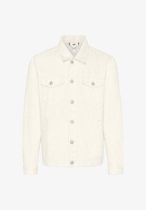 Biała kurtka dżinsowa z kołnierzykiem, zapięciem na guziki z przodu i dwiema kieszeniami na piersi. Gładka tekstura, długie rękawy i akcenty z srebrnymi elementami.