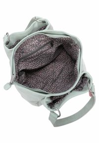 Sac à main en cuir vert menthe avec fermeture éclair, présentant un intérieur à motifs sombres avec une poche zippée et des accents en métal.