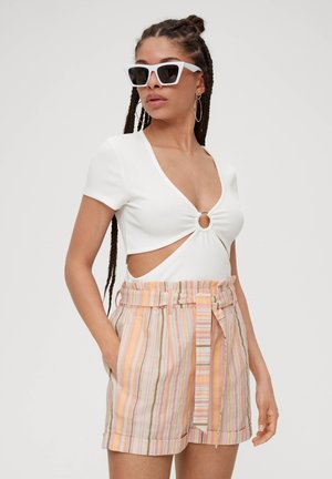 Bodysuit blanc côtelé avec un décolleté en V profond et une découpe circulaire, associé à un short pastel rayé avec une taille ceinturée et des poches.