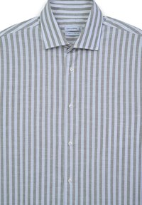 Chemise à rayures en gris clair et blanc, avec de fines rayures verticales, un col classique et des boutons blancs. Design à coupe régulière.