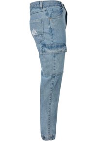 Světle modré džínové cargo kalhoty s zužujícím se střihem, vybavené bočními kapsami, zadní kapsou s duhovým logem a elastickými manžetami.