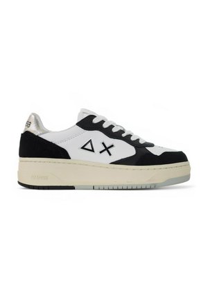 Sneakers bianchi e neri realizzati in pelle scamosciata e cuoio, con una spessa suola color crema, lacci e design del logo triangolare. Accento argentato sul tallone.