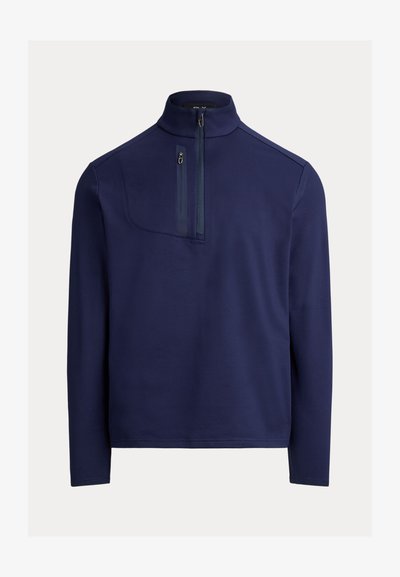 Μακρυμάνικο πουλόβερ σε σκούρο μπλε χρώμα με φερμουάρ στο λαιμό, κατασκευασμένο από απαλό ύφασμα, με τσέπη στο στήθος και μακριά μανίκια. Μινιμαλιστικός σχεδιασμός με άνετη εφαρμογή.