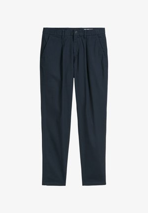 Chino blu navy con davanti piatto, tasche laterali, passanti per cintura e un tessuto in cotone morbido; presenta una chiusura a bottone e una zip.