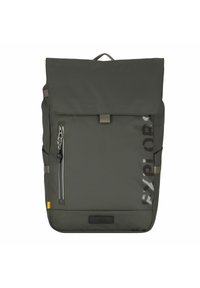 Groene stoffen rugzak met een rol-top sluiting, een voorzak met rits, grijze accenten en de tekst "EXPLORE" gedrukt op de zijkant. Voorzien van verstelbare schouderbanden.
