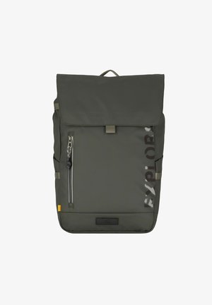 Groene stoffen rugzak met een rol-top sluiting, een voorzak met rits, grijze accenten en de tekst "EXPLORE" gedrukt op de zijkant. Voorzien van verstelbare schouderbanden.