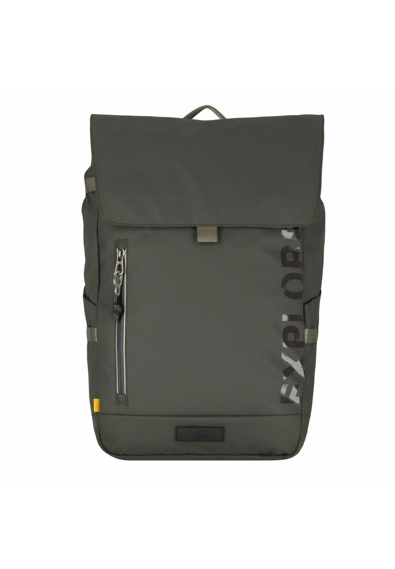 Groene stoffen rugzak met een rol-top sluiting, een voorzak met rits, grijze accenten en de tekst "EXPLORE" gedrukt op de zijkant. Voorzien van verstelbare schouderbanden.