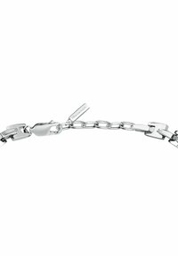 Bracciale in argento con maglie intrecciate, chiusura a moschettone e un'etichetta con marchio inciso. Texture liscia e finitura lucida.