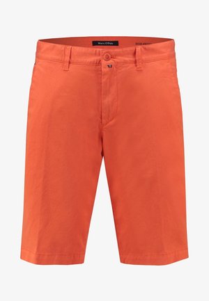 Pantalones cortos de algodón naranja con corte recto, cierre de botón en la parte delantera y bolsillos laterales. La tela tiene una textura suave y no presenta patrones.