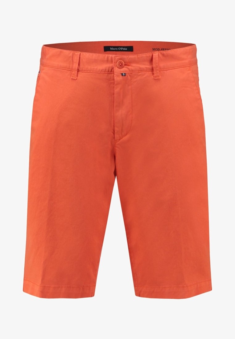 Shorts en coton orange avec une coupe droite, fermeture à bouton à l'avant et poches latérales. Le tissu a une texture lisse et sans motifs.