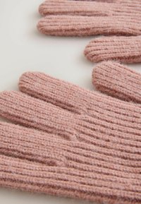Lyserøde strikkede handsker med ribbet tekstur, der har klare fingersektioner og et blødt, fuzzy udseende.