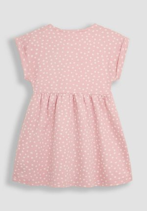 Rosa bomulds kjole med korte ærmer, der har en samlet talje og små hvide blomstertryk over det hele. Blød, let tekstur.