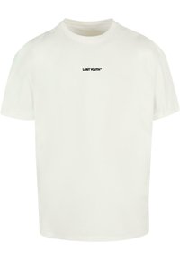 Biela bavlnená tričko s okrúhlym výstrihom a krátkymi rukávmi. Na prednej strane je vytlačený nápis "LOST YOUTH™" v čiernom texte. Jednoduchý dizajn.